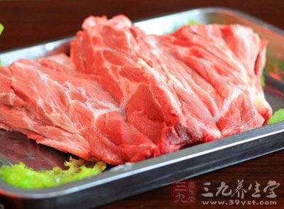 从市场上买来羊肉，切成片状