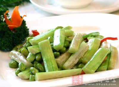 丝瓜炒毛豆是江南一带的汉族传统名菜