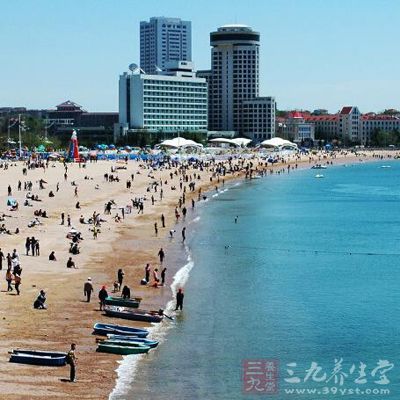 市内能体现青岛海光山色的景点主要有：第一海水浴场