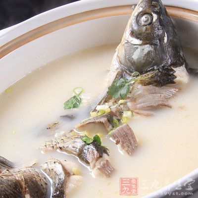 鯉魚、豆腐、香蔥、大蒜、醬油、鹽、料酒