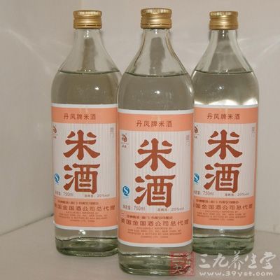 醪糟的酒曲以秈米為原料，多制成塊狀，呈白色