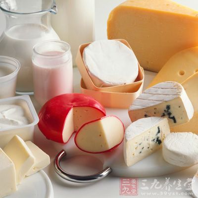 食物中钙的来源以乳及乳制品最好，不但含量丰富，而且吸收率高