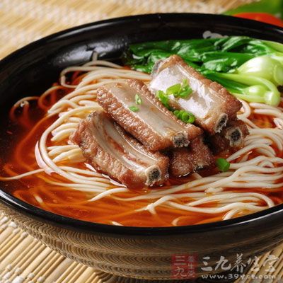 避免過食產(chǎn)氣食品，如面食、豆類和薯類