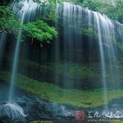 “拥翠峡探险区”主要景点有三叠瀑、积水潭