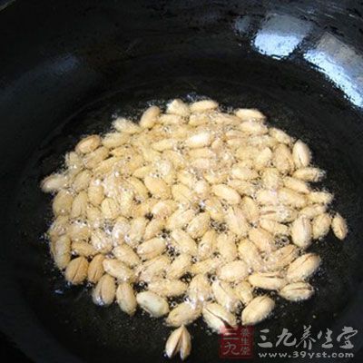 芝麻炒香，花生米用油炸熟，各裝入碟備用