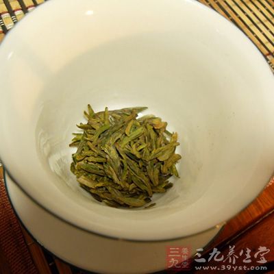 茶葉中的咖啡堿和茶堿具有利尿作用，用于治療水腫、水 滯瘤