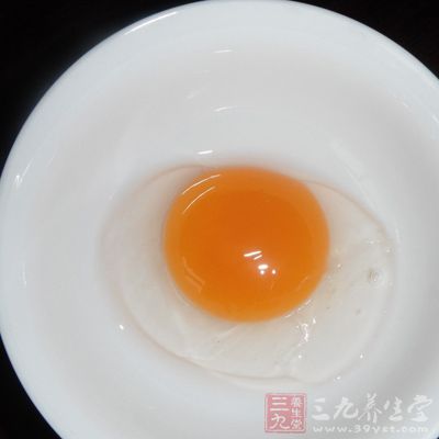 取一枚生鸡蛋，将蛋清沥出并和一小勺药用珍珠粉混合