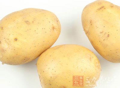 准备两三个土豆作为主料