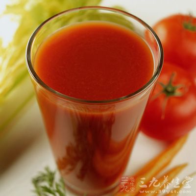 每日喝1杯西红柿汁可防治雀斑