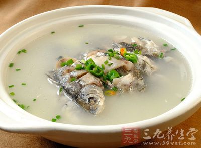 鯽魚湯含有全面而優(yōu)質(zhì)的蛋白質(zhì)，對(duì)肌膚的彈力纖維構(gòu)成能起到很好的強(qiáng)化作用