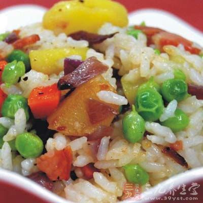 將調(diào)味料與炒飯翻炒均勻后，即可裝盤