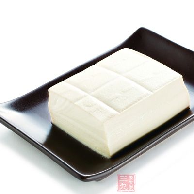 将豆腐放碗里捣烂成豆腐泥