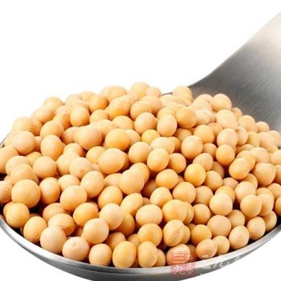 大量的水果蔬菜、全谷食物、豆类、鱼类、家禽、奶制品