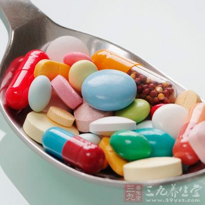 这些药物大部分含麻黄碱，麻黄碱来自一种叫麻黄的植物