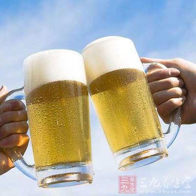 口腔癌、喉癌、食道癌、肝癌和乳腺癌都與飲酒密切相關(guān)。