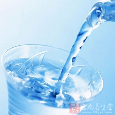 注意多飲水，因?yàn)樯匣鸷蟾菀渍兄虏《厩忠u