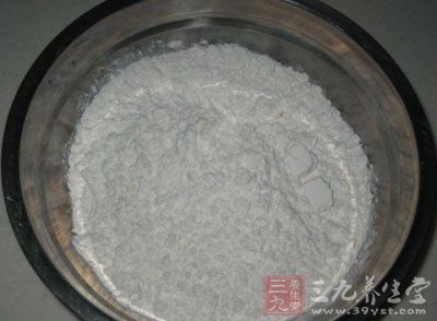 准备适量的面粉加工做疙瘩