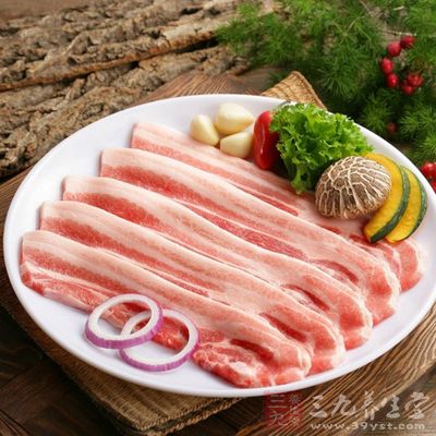 材料：五花肉500g、红椒适量