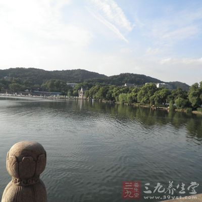 西湖可谓处处皆景，随时都可以拍摄出如诗如画的美景