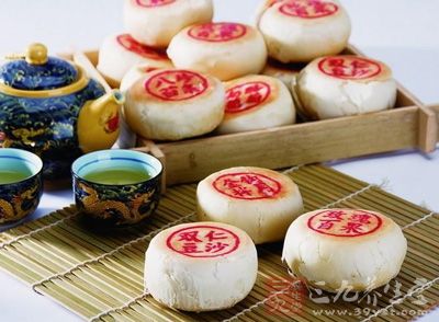 蘇式月餅是中國漢族中秋節(jié)的傳統(tǒng)食品，為蘇式糕點(diǎn)