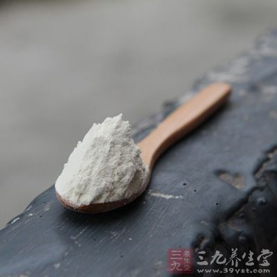 将适量木瓜粉倒入容器加水搅拌至均匀