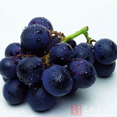 购买葡萄要选择那些成熟、饱满、没有病害的，葡萄皮的颜色越深越好