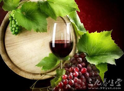 葡萄酒是用新鲜的葡萄或葡萄汁经发酵酿成的酒精饮料