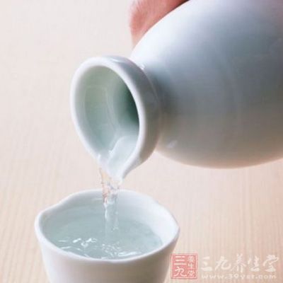 喝酒不宜过快过猛,应当慢慢喝 喝酒不宜过快过猛,应当慢慢喝