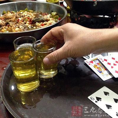 经常酗酒或长期饮洒