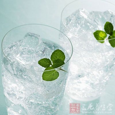 汽水和辛辣食物都是属于刺激性食物