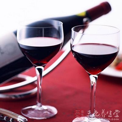 酗酒很容易导致酒精中毒