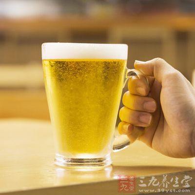 适当饮些啤酒，可有效改善抬头纹