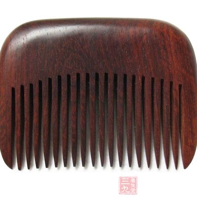 梳头时用木梳子轻轻梳理 梳头时用木梳子轻轻梳理