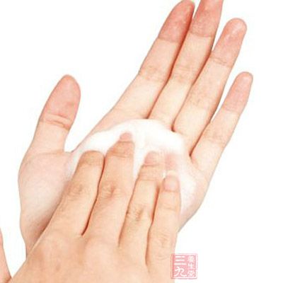 洗发时我们应该将洗发水放入手心揉出泡沫 洗发时我们应该将洗发水放入手心揉出泡沫