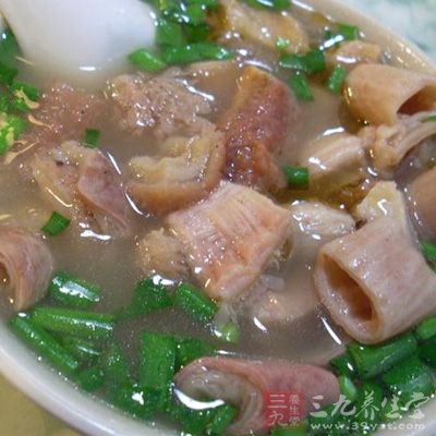 湯鍋上火，放入原湯500克，再將切好的主料放入