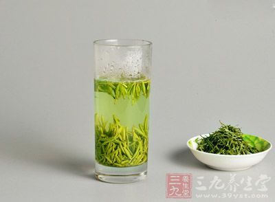 材料：绿茶1包、葡萄、凤梨、蜂蜜、柠檬