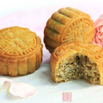 五仁月饼是传统月饼中的一种，馅料一般包括了核桃仁、花生仁、松子仁、芝麻仁等
