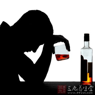 酗酒或长期饮酒，可以刺激肝脏合成更多的内源性三酸甘油酯