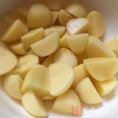 土豆切成小块状