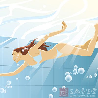 学习划臂，划臂的步骤;预备是两手夹住耳朵，手掌向外成45度角