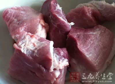 猪肉洗净，切成两块