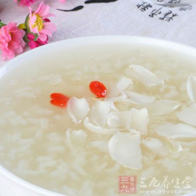 糯米加水高火12分钟煮成粥，食时加白糖。