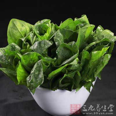 沸腾后放入菠菜，煮开后即可关火