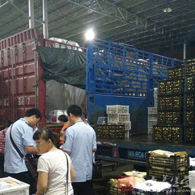大量疑似糖精枣经海南最大水果批发市场流出