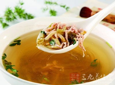 榨菜是经过加工而制成的小食品