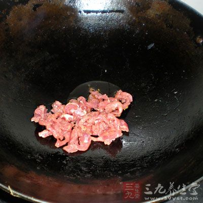 把肉丝放进去煸炒