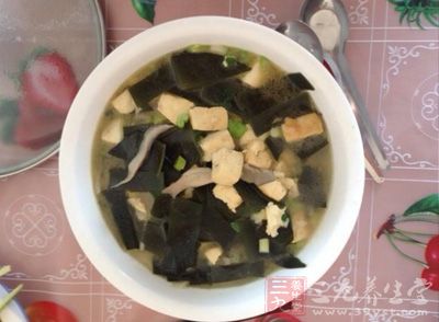 海带豆腐汤是由豆腐、海带为主要食材做成的一道菜品