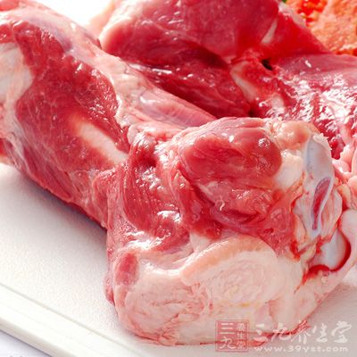 新鲜的猪大腿骨2000g