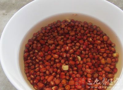 把准备好的红豆洗干净，用水浸泡