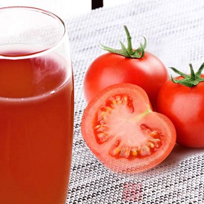 西红柿中含有很多丰富的谷胱甘肽，这种成分可以抑制黑色素的出现，并且可以使黑色素消失